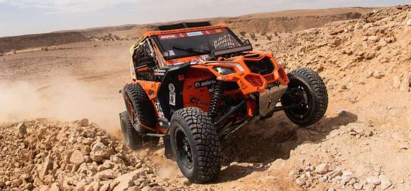 El vehículo pilotado por Pedro Peñate y Rosa Romero durante la etapa de este lunes/TA.